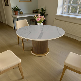 Ronde Eettafel Keramiek – Wit blad met gouden Japandi-stijl poot