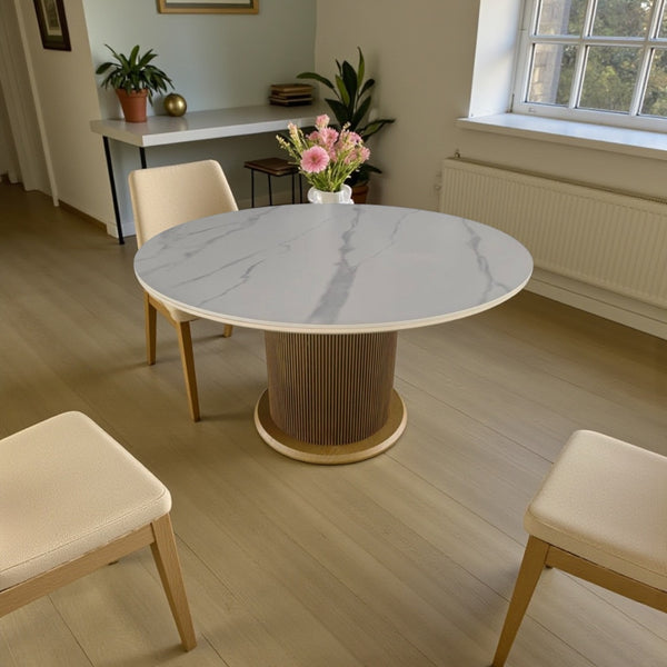Ronde Eettafel Keramiek – Wit blad met gouden Japandi-stijl poot