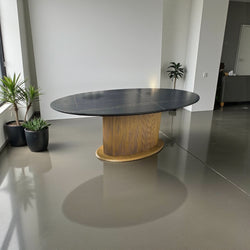 Ovale Eettafel Keramiek – Zwart blad met gouden Japandi-stijl poot