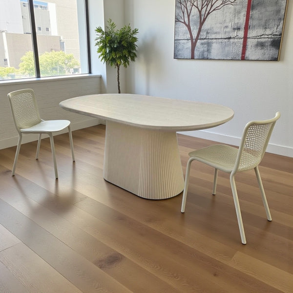 Ovale Japandi eettafel – crèmekleurig MDF