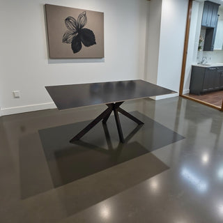 Travertin Eettafel Donker Grijs- Zwarte Poten