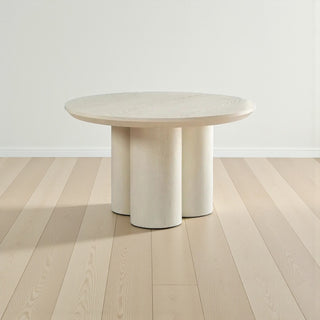 Ronde Japandi eettafel – crème mangohout met drie poten