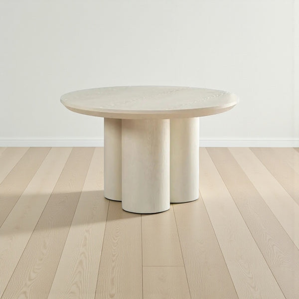 Ronde Japandi eettafel – crème mangohout met drie poten