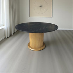 Ronde Eettafel Keramiek – Zwart blad met gouden Japandi-stijl poot