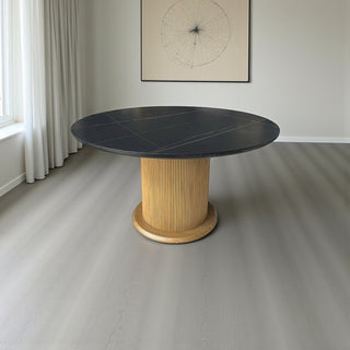 Ronde Eettafel Keramiek – Zwart blad met gouden Japandi-stijl poot