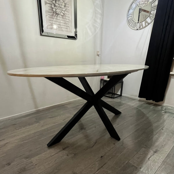 Ovalen eettafel marmerlook