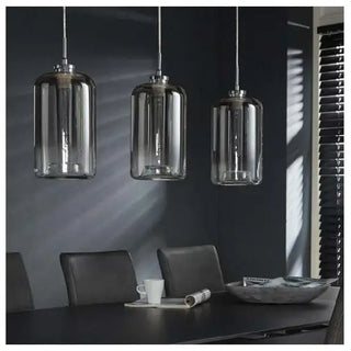Hanglamp boven de eettafel met 3 smoke glazen bollen