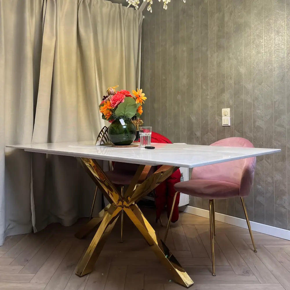 Personaliseerbare Driehoekige Eettafel met Ronde Eiken O-Poot Personaliseerbare Driehoekige Eettafel met Ronde Eiken O-Poot